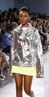 New York, ABD - 7 Eylül 2018: Michelle Smith ilkbahar/yaz 2019 koleksiyonu bahar Studios, Manhattan, New York moda haftasında Milly sunmak için bir model yürür pist