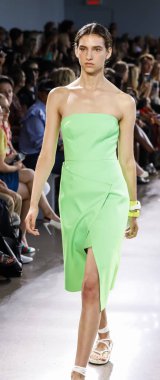 New York, ABD - 7 Eylül 2018: Michelle Smith ilkbahar/yaz 2019 koleksiyonu bahar Studios, Manhattan, New York moda haftasında Milly sunmak için bir model yürür pist