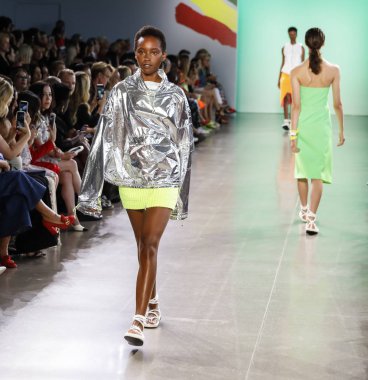 New York, ABD - 7 Eylül 2018: Michelle Smith ilkbahar/yaz 2019 koleksiyonu bahar Studios, Manhattan, New York moda haftasında Milly sunmak için bir model yürür pist