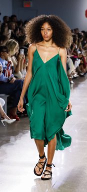 New York, ABD - 7 Eylül 2018: Michelle Smith ilkbahar/yaz 2019 koleksiyonu bahar Studios, Manhattan, New York moda haftasında Milly sunmak için bir model yürür pist