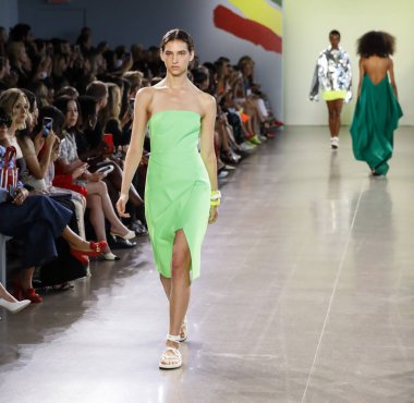 New York, ABD - 7 Eylül 2018: Michelle Smith ilkbahar/yaz 2019 koleksiyonu bahar Studios, Manhattan, New York moda haftasında Milly sunmak için bir model yürür pist