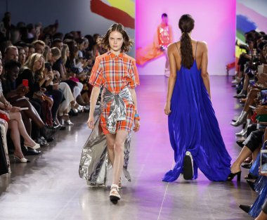 New York, ABD - 7 Eylül 2018: Michelle Smith ilkbahar/yaz 2019 koleksiyonu bahar Studios, Manhattan, New York moda haftasında Milly sunmak için bir model yürür pist