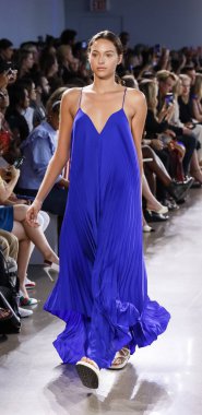 New York, ABD - 7 Eylül 2018: Michelle Smith ilkbahar/yaz 2019 koleksiyonu bahar Studios, Manhattan, New York moda haftasında Milly sunmak için bir model yürür pist