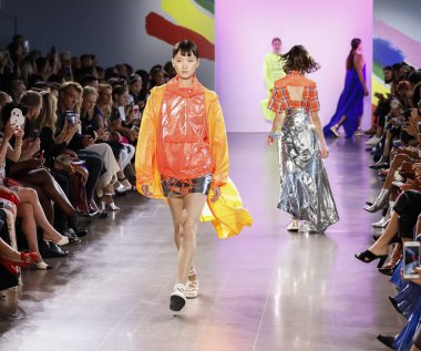 New York, ABD - 7 Eylül 2018: Michelle Smith ilkbahar/yaz 2019 koleksiyonu bahar Studios, Manhattan, New York moda haftasında Milly sunmak için bir model yürür pist