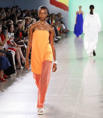 New York, ABD - 7 Eylül 2018: Michelle Smith ilkbahar/yaz 2019 koleksiyonu bahar Studios, Manhattan, New York moda haftasında Milly sunmak için bir model yürür pist