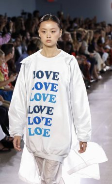 New York, ABD - 7 Eylül 2018: Michelle Smith ilkbahar/yaz 2019 koleksiyonu bahar Studios, Manhattan, New York moda haftasında Milly sunmak için bir model yürür pist