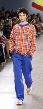 New York, ABD - 7 Eylül 2018: Michelle Smith ilkbahar/yaz 2019 koleksiyonu bahar Studios, Manhattan, New York moda haftasında Milly sunmak için bir model yürür pist