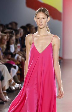 New York, ABD - 7 Eylül 2018: Michelle Smith ilkbahar/yaz 2019 koleksiyonu bahar Studios, Manhattan, New York moda haftasında Milly sunmak için bir model yürür pist