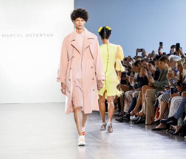 New York, Ny, Amerika Birleşik Devletleri - 12 Eylül 2018: Bahar Studios, Manhattan New York moda haftası sırasında Marcel Ostertag ilkbahar/yaz 2019 toplama sunmak için bir model yürür pist