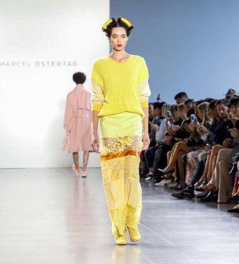 New York, Ny, Amerika Birleşik Devletleri - 12 Eylül 2018: Bahar Studios, Manhattan New York moda haftası sırasında Marcel Ostertag ilkbahar/yaz 2019 toplama sunmak için bir model yürür pist