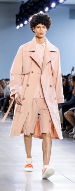 New York, Ny, Amerika Birleşik Devletleri - 12 Eylül 2018: Bahar Studios, Manhattan New York moda haftası sırasında Marcel Ostertag ilkbahar/yaz 2019 toplama sunmak için bir model yürür pist