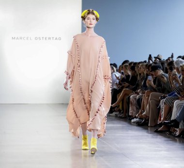New York, Ny, Amerika Birleşik Devletleri - 12 Eylül 2018: Bahar Studios, Manhattan New York moda haftası sırasında Marcel Ostertag ilkbahar/yaz 2019 toplama sunmak için bir model yürür pist