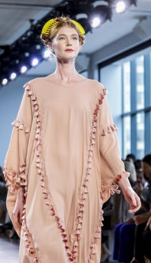 New York, Ny, Amerika Birleşik Devletleri - 12 Eylül 2018: Bahar Studios, Manhattan New York moda haftası sırasında Marcel Ostertag ilkbahar/yaz 2019 toplama sunmak için bir model yürür pist