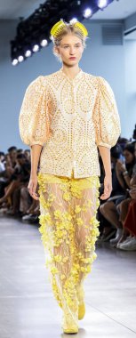 New York, Ny, Amerika Birleşik Devletleri - 12 Eylül 2018: Bahar Studios, Manhattan New York moda haftası sırasında Marcel Ostertag ilkbahar/yaz 2019 toplama sunmak için bir model yürür pist