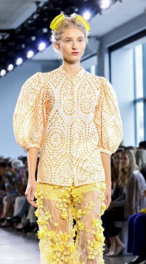 New York, Ny, Amerika Birleşik Devletleri - 12 Eylül 2018: Bahar Studios, Manhattan New York moda haftası sırasında Marcel Ostertag ilkbahar/yaz 2019 toplama sunmak için bir model yürür pist