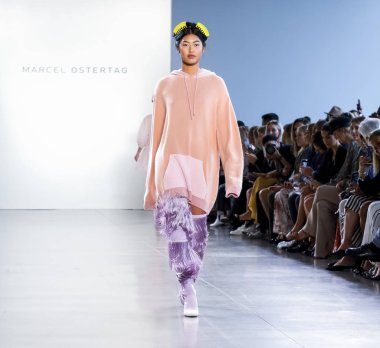 New York, Ny, Amerika Birleşik Devletleri - 12 Eylül 2018: Bahar Studios, Manhattan New York moda haftası sırasında Marcel Ostertag ilkbahar/yaz 2019 toplama sunmak için bir model yürür pist