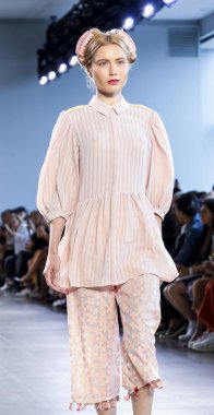 New York, Ny, Amerika Birleşik Devletleri - 12 Eylül 2018: Bahar Studios, Manhattan New York moda haftası sırasında Marcel Ostertag ilkbahar/yaz 2019 toplama sunmak için bir model yürür pist