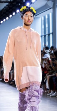 New York, Ny, Amerika Birleşik Devletleri - 12 Eylül 2018: Bahar Studios, Manhattan New York moda haftası sırasında Marcel Ostertag ilkbahar/yaz 2019 toplama sunmak için bir model yürür pist