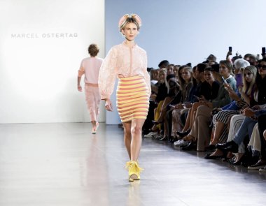 New York, Ny, Amerika Birleşik Devletleri - 12 Eylül 2018: Tessa Hilton yürüyüşler pist bahar Studios, Manhattan New York moda haftası sırasında Marcel Ostertag ilkbahar/yaz 2019 toplama sunmak