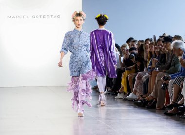 New York, Ny, Amerika Birleşik Devletleri - 12 Eylül 2018: Tessa Hilton yürüyüşler pist bahar Studios, Manhattan New York moda haftası sırasında Marcel Ostertag ilkbahar/yaz 2019 toplama sunmak