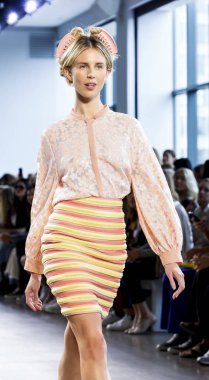 New York, Ny, Amerika Birleşik Devletleri - 12 Eylül 2018: Tessa Hilton yürüyüşler pist bahar Studios, Manhattan New York moda haftası sırasında Marcel Ostertag ilkbahar/yaz 2019 toplama sunmak