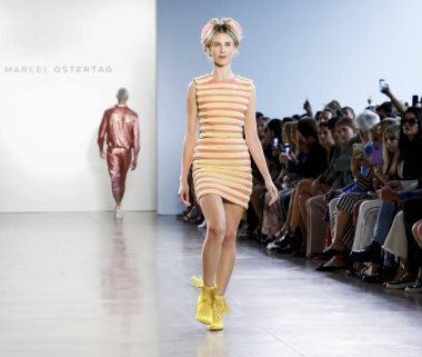 New York, Ny, Amerika Birleşik Devletleri - 12 Eylül 2018: Tessa Hilton yürüyüşler pist bahar Studios, Manhattan New York moda haftası sırasında Marcel Ostertag ilkbahar/yaz 2019 toplama sunmak