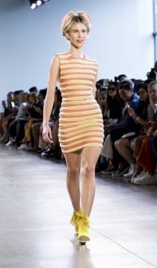 New York, Ny, Amerika Birleşik Devletleri - 12 Eylül 2018: Tessa Hilton yürüyüşler pist bahar Studios, Manhattan New York moda haftası sırasında Marcel Ostertag ilkbahar/yaz 2019 toplama sunmak