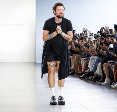 New York, Ny, Amerika Birleşik Devletleri - 12 Eylül 2018: Marcel Ostertag ilkbahar/yaz 2019 koleksiyonu bahar Studios, Manhattan, New York moda haftası için pist üzerinde