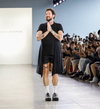New York, Ny, Amerika Birleşik Devletleri - 12 Eylül 2018: Marcel Ostertag ilkbahar/yaz 2019 koleksiyonu bahar Studios, Manhattan, New York moda haftası için pist üzerinde