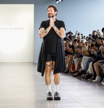 New York, Ny, Amerika Birleşik Devletleri - 12 Eylül 2018: Marcel Ostertag ilkbahar/yaz 2019 koleksiyonu bahar Studios, Manhattan, New York moda haftası için pist üzerinde