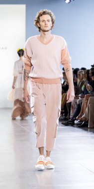 New York, Ny, Amerika Birleşik Devletleri - 12 Eylül 2018: Barron Hilton II yürüyüşler pist bahar Studios, Manhattan New York moda haftası sırasında Marcel Ostertag ilkbahar/yaz 2019 toplama sunmak