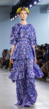 New York, Ny, Amerika Birleşik Devletleri - 12 Eylül 2018: Bahar Studios, Manhattan New York moda haftası sırasında Marcel Ostertag ilkbahar/yaz 2019 toplama sunmak için bir model yürür pist