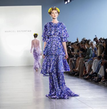 New York, Ny, Amerika Birleşik Devletleri - 12 Eylül 2018: Bahar Studios, Manhattan New York moda haftası sırasında Marcel Ostertag ilkbahar/yaz 2019 toplama sunmak için bir model yürür pist