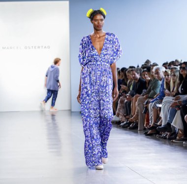 New York, Ny, Amerika Birleşik Devletleri - 12 Eylül 2018: Bahar Studios, Manhattan New York moda haftası sırasında Marcel Ostertag ilkbahar/yaz 2019 toplama sunmak için bir model yürür pist