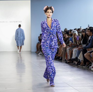 New York, Ny, Amerika Birleşik Devletleri - 12 Eylül 2018: Bahar Studios, Manhattan New York moda haftası sırasında Marcel Ostertag ilkbahar/yaz 2019 toplama sunmak için bir model yürür pist