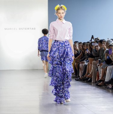 New York, Ny, Amerika Birleşik Devletleri - 12 Eylül 2018: Bahar Studios, Manhattan New York moda haftası sırasında Marcel Ostertag ilkbahar/yaz 2019 toplama sunmak için bir model yürür pist