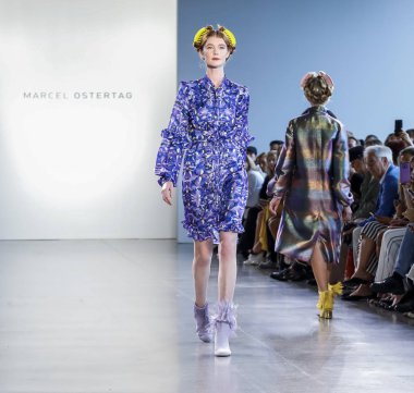 New York, Ny, Amerika Birleşik Devletleri - 12 Eylül 2018: Bahar Studios, Manhattan New York moda haftası sırasında Marcel Ostertag ilkbahar/yaz 2019 toplama sunmak için bir model yürür pist