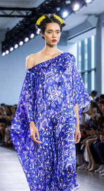 New York, Ny, Amerika Birleşik Devletleri - 12 Eylül 2018: Bahar Studios, Manhattan New York moda haftası sırasında Marcel Ostertag ilkbahar/yaz 2019 toplama sunmak için bir model yürür pist