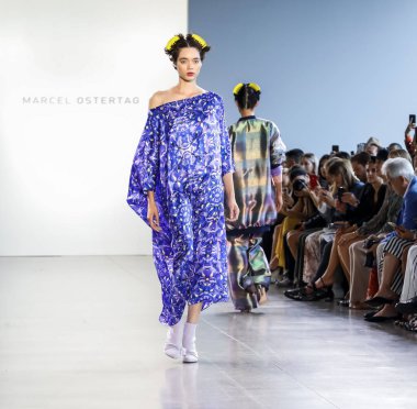 New York, Ny, Amerika Birleşik Devletleri - 12 Eylül 2018: Bahar Studios, Manhattan New York moda haftası sırasında Marcel Ostertag ilkbahar/yaz 2019 toplama sunmak için bir model yürür pist
