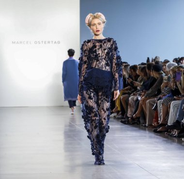 New York, Ny, Amerika Birleşik Devletleri - 12 Eylül 2018: Bahar Studios, Manhattan New York moda haftası sırasında Marcel Ostertag ilkbahar/yaz 2019 toplama sunmak için bir model yürür pist