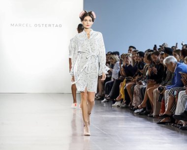 New York, Ny, Amerika Birleşik Devletleri - 12 Eylül 2018: Bahar Studios, Manhattan New York moda haftası sırasında Marcel Ostertag ilkbahar/yaz 2019 toplama sunmak için bir model yürür pist