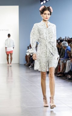 New York, Ny, Amerika Birleşik Devletleri - 12 Eylül 2018: Bahar Studios, Manhattan New York moda haftası sırasında Marcel Ostertag ilkbahar/yaz 2019 toplama sunmak için bir model yürür pist