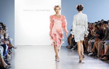New York, Ny, Amerika Birleşik Devletleri - 12 Eylül 2018: Bahar Studios, Manhattan New York moda haftası sırasında Marcel Ostertag ilkbahar/yaz 2019 toplama sunmak için bir model yürür pist
