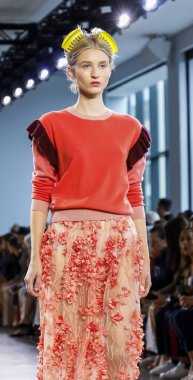 New York, Ny, Amerika Birleşik Devletleri - 12 Eylül 2018: Bahar Studios, Manhattan New York moda haftası sırasında Marcel Ostertag ilkbahar/yaz 2019 toplama sunmak için bir model yürür pist