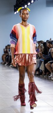 New York, Ny, Amerika Birleşik Devletleri - 12 Eylül 2018: Bahar Studios, Manhattan New York moda haftası sırasında Marcel Ostertag ilkbahar/yaz 2019 toplama sunmak için bir model yürür pist