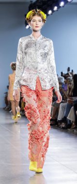 New York, Ny, Amerika Birleşik Devletleri - 12 Eylül 2018: Bahar Studios, Manhattan New York moda haftası sırasında Marcel Ostertag ilkbahar/yaz 2019 toplama sunmak için bir model yürür pist