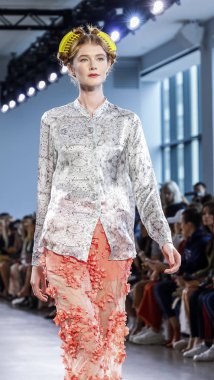 New York, Ny, Amerika Birleşik Devletleri - 12 Eylül 2018: Bahar Studios, Manhattan New York moda haftası sırasında Marcel Ostertag ilkbahar/yaz 2019 toplama sunmak için bir model yürür pist