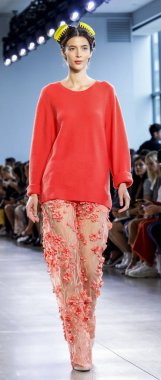 New York, Ny, Amerika Birleşik Devletleri - 12 Eylül 2018: Bahar Studios, Manhattan New York moda haftası sırasında Marcel Ostertag ilkbahar/yaz 2019 toplama sunmak için bir model yürür pist