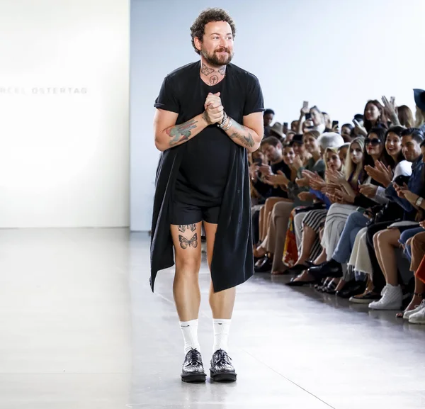New York, Ny, Amerika Birleşik Devletleri - 12 Eylül 2018: Marcel Ostertag ilkbahar/yaz 2019 koleksiyonu bahar Studios, Manhattan, New York moda haftası için pist üzerinde