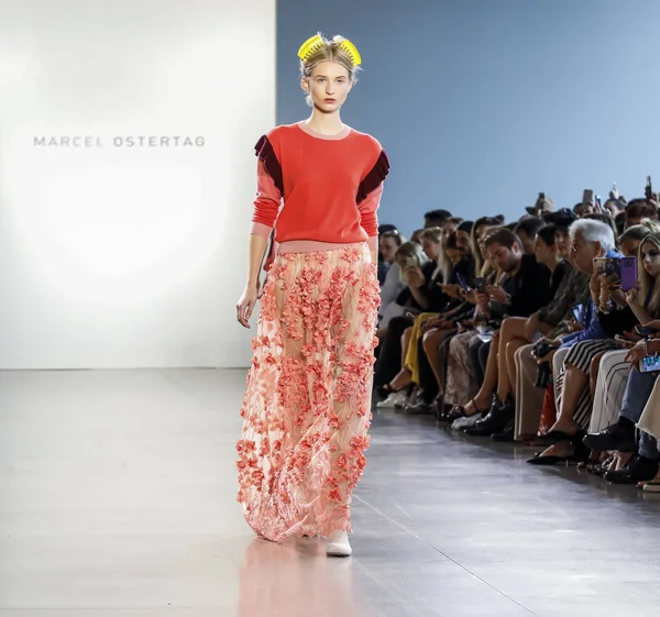New York, Ny, Amerika Birleşik Devletleri - 12 Eylül 2018: Bahar Studios, Manhattan New York moda haftası sırasında Marcel Ostertag ilkbahar/yaz 2019 toplama sunmak için bir model yürür pist